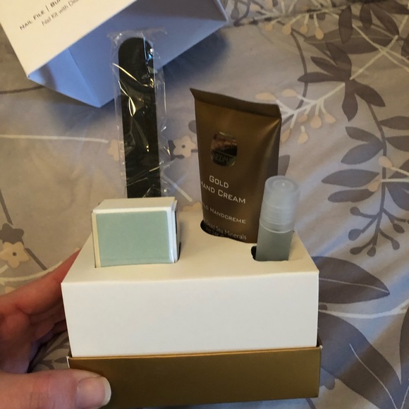 Golden Touch Nail Kit - Picture 2 of 2